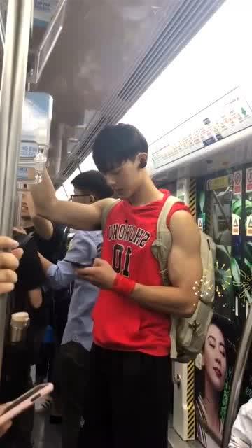 娱乐吃瓜酱地铁偶遇,娱乐吃瓜酱意外发现明星身影  第3张